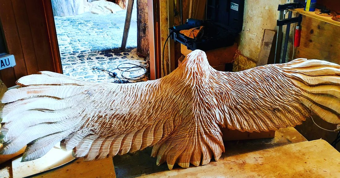 Adler mit offenen Flügeln aus Holz