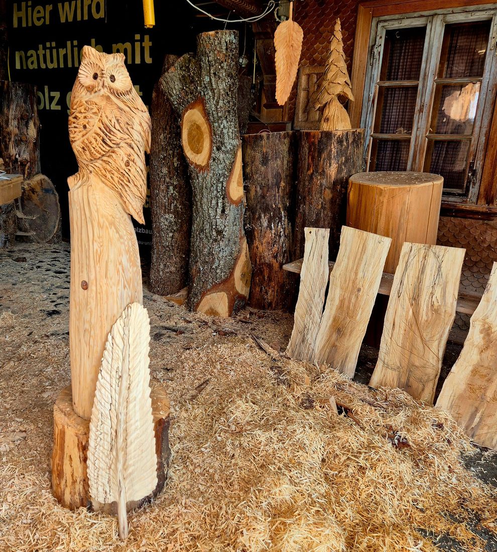 Eule mit Feder aus Holz