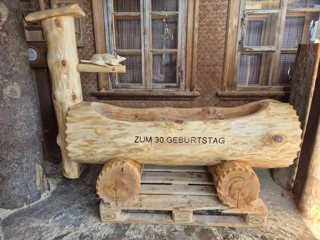 Brunnen mit Gravur aus Holz