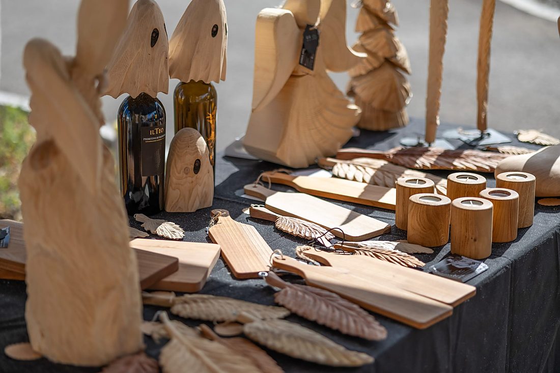 Geister, Schneidebretter, Kerzenhalter und Federn am Marktstand