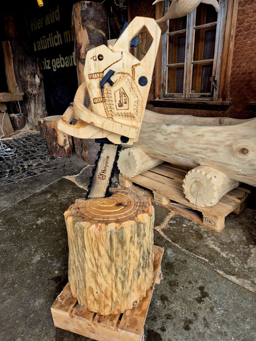 Motorsäge aus Holz
